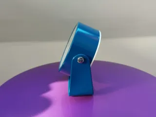 Reloj despertador azulón con pie