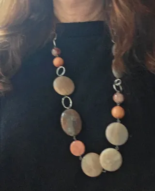 Collana lunga donna beige e arancione