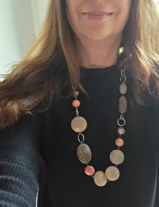 Collana lunga donna beige e arancione