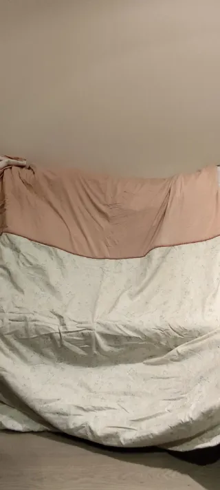 Colcha ligera con cojines y estor a juegos