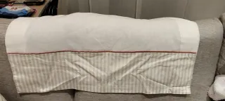 Colcha ligera con cojines y estor a juegos