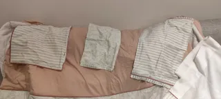 Colcha ligera con cojines y estor a juegos