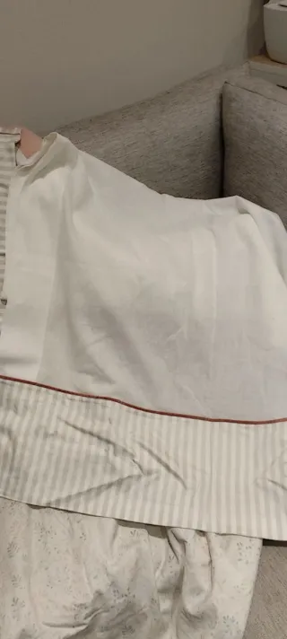 Colcha ligera con cojines y estor a juegos