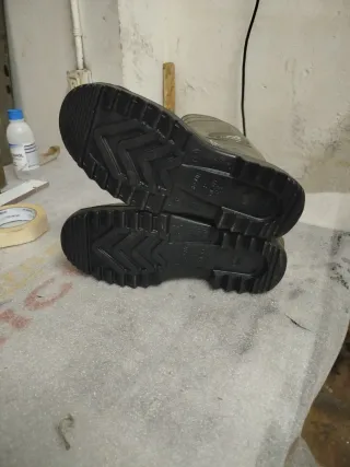 Botas de agua talla 42 ideal para trabajar.