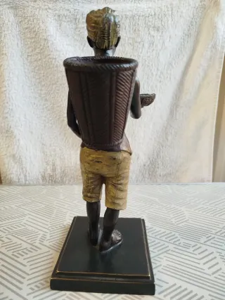 Escultura de hombre en bronce. Autor desconocido.