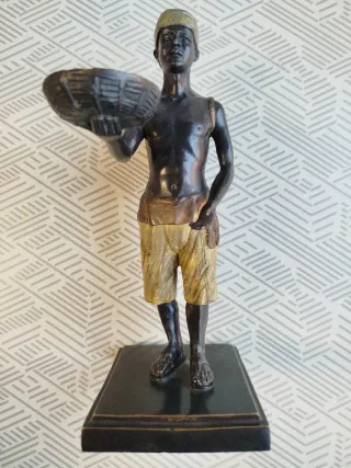 Escultura de hombre en bronce. Autor desconocido.