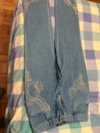 Vaqueros Azules con Bordado