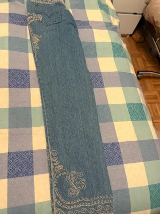 Vaqueros Azules con Bordado