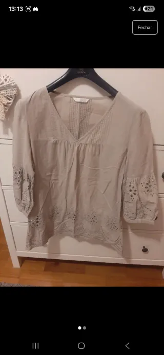 Blusa bege com bordados