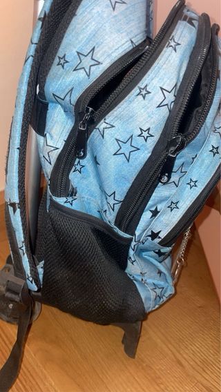 Mochila con ruedas y diseño de estrellas