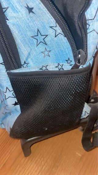 Mochila con ruedas y diseño de estrellas