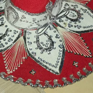 Sombrero Mexicano Rojo bordado en plata.