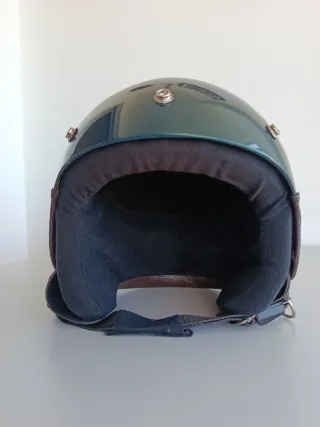 Casco Vespa Verde Oscuro con Detalles Marrones