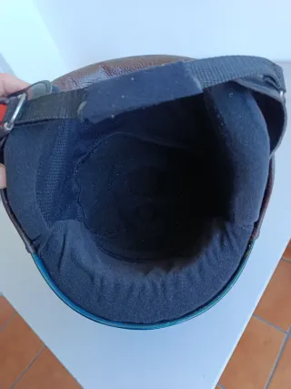 Casco Vespa Verde Oscuro con Detalles Marrones