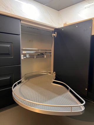 Cocina exposición negra y dorada