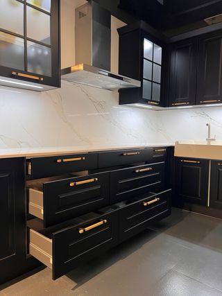 Cocina exposición negra y dorada