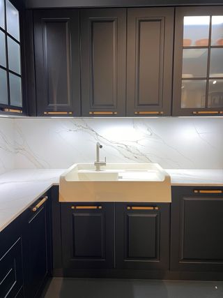 Cocina exposición negra y dorada