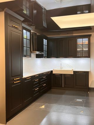 Cocina exposición negra y dorada