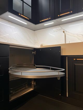 Cocina exposición negra y dorada