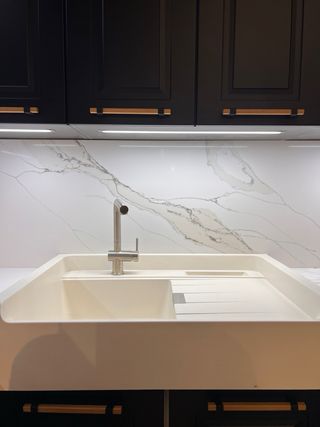 Cocina exposición negra y dorada