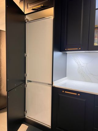 Cocina exposición negra y dorada