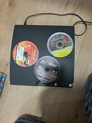 Consola PlayStation 3 slim con juegos y mandos