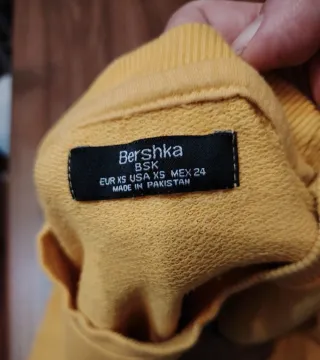 Sudadera amarilla con rayas
