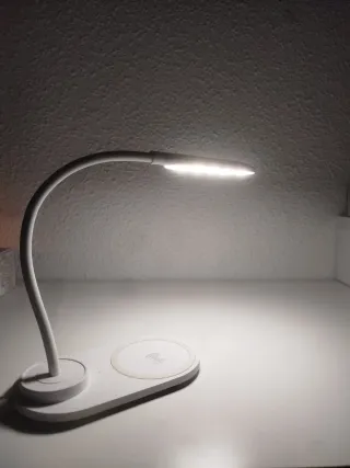 Lámpara LED ajustable con 3 intensidades de luz.