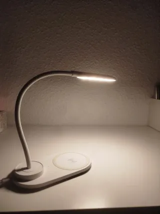 Lámpara LED ajustable con 3 intensidades de luz.