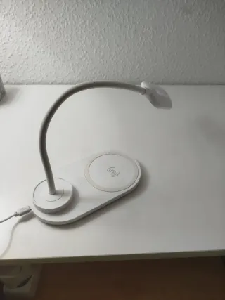 Lámpara LED ajustable con 3 intensidades de luz.