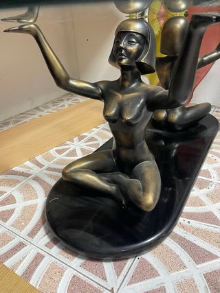 Mesa de centro con figuras bronce