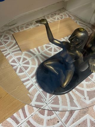 Mesa de centro con figuras bronce