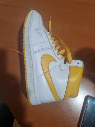 Zapatillas Jordan Blancas y Amarillas