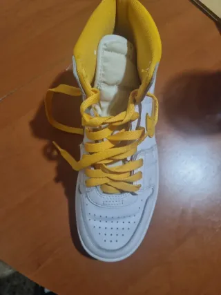 Zapatillas Jordan Blancas y Amarillas