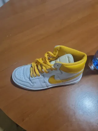 Zapatillas Jordan Blancas y Amarillas