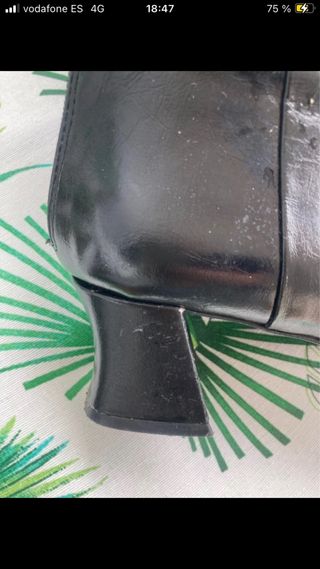 Botas negras de tacón bajo