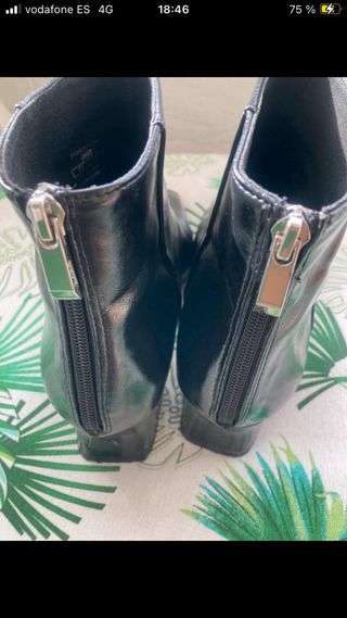 Botas negras de tacón bajo