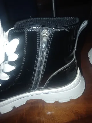 Zapatos Skechers Negros y Blancos
