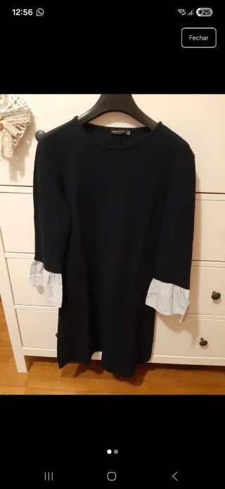 Vestido azul com mangas em tecido