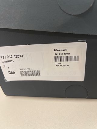 Caja de zapatos New Balance gris