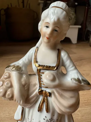 Figura de porcelana mujer con cesta