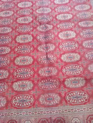 Alfombra de lana y tela roja y beige