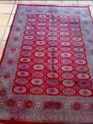 Alfombra de lana y tela roja y beige