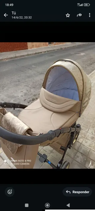 Carro de bebé elegante dorado