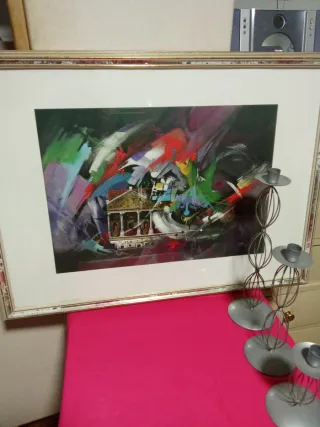 Cuadro abstracto y candelabros