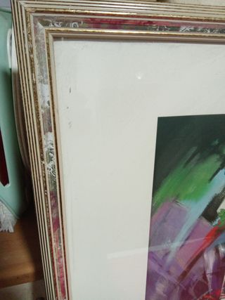 Cuadro abstracto y candelabros