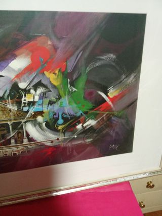 Cuadro abstracto y candelabros