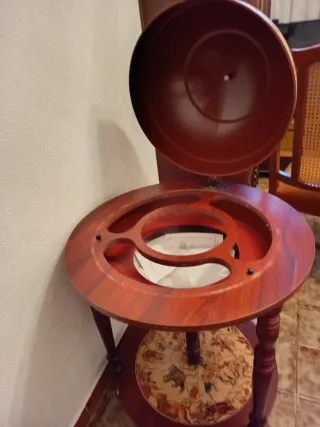 Botellero de madera con mapa antiguo