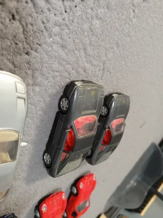 Escucho ofertas coches a escala Ferrari (miniatura