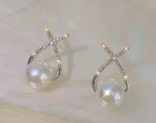 Pendientes de perla y circonita sintéticas